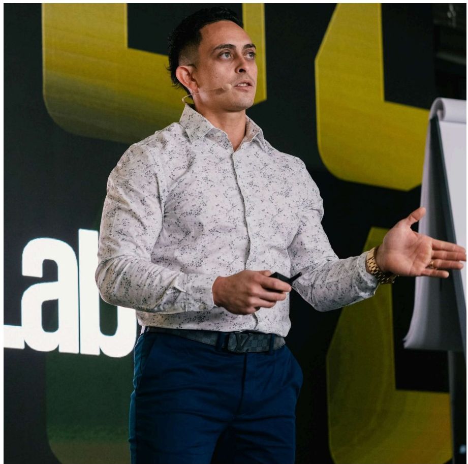 Jonathan Montoya, host of the 5-Day Freedom Challenge, speaking on stage
